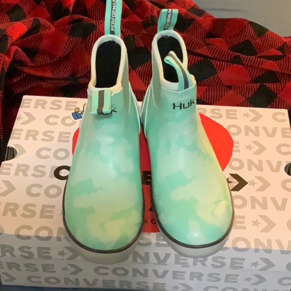 Huk brand boots size 8 women’s